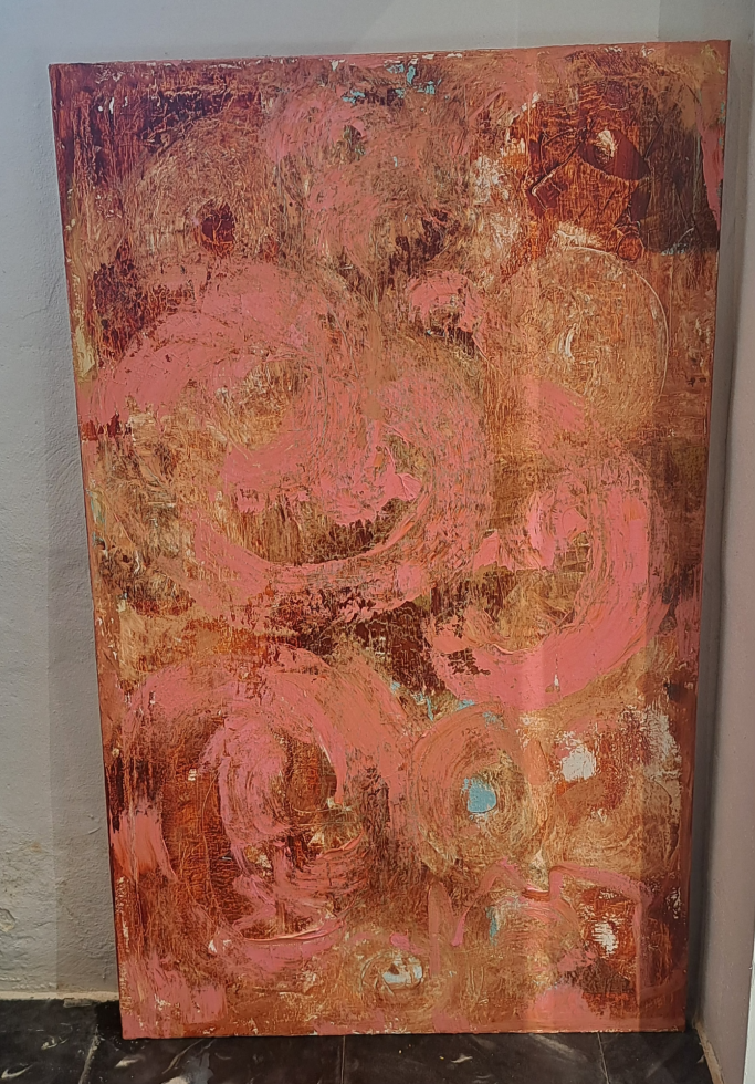 Fondo abstracto en tonos naranjas y rosas con trazos y texturas.