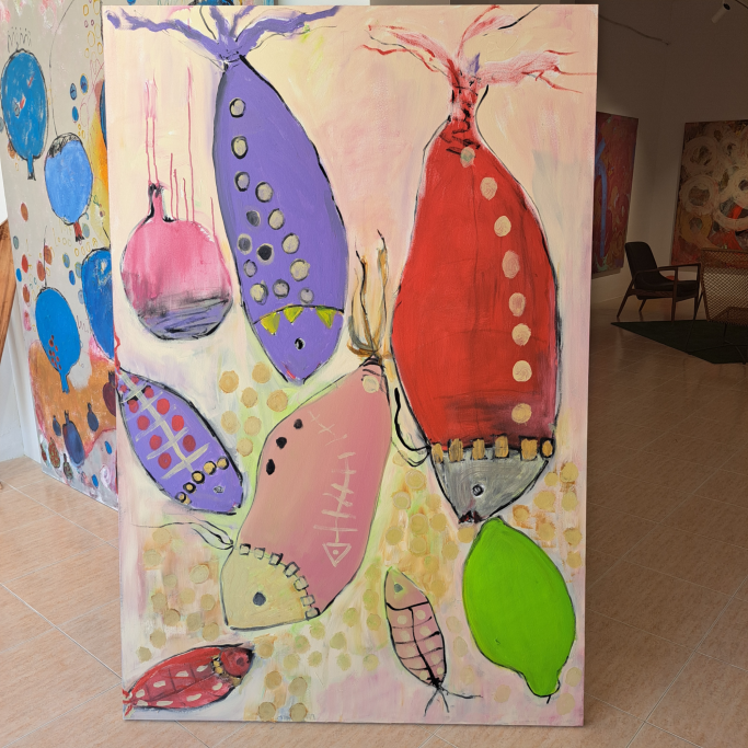 Pintura colorida con formas abstractas similares a peces y burbujas.