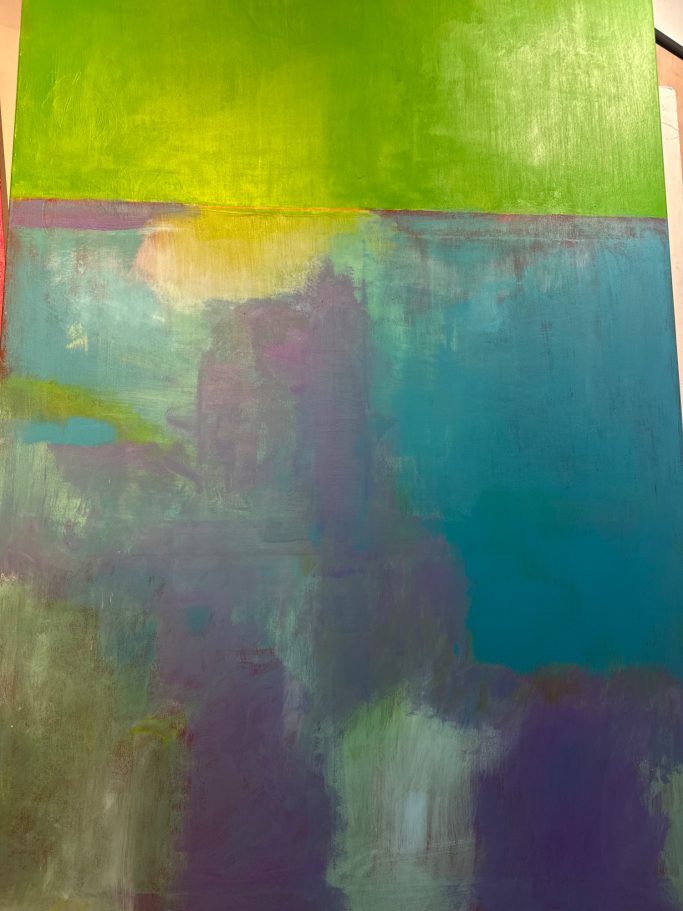 Cuadro con fondo abstracto con tonos verdes, azules y lilas en difuminados.