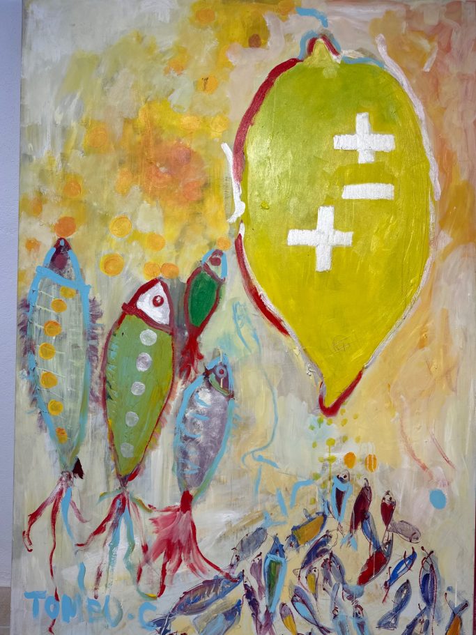 Pintura abstracta de peces coloridos y un gran limón amarillo con símbolos.