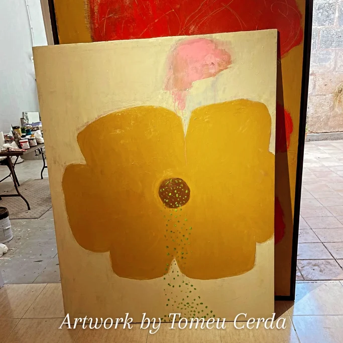Pintura abstracta con fondo amarillo y forma floral central en color ocre.