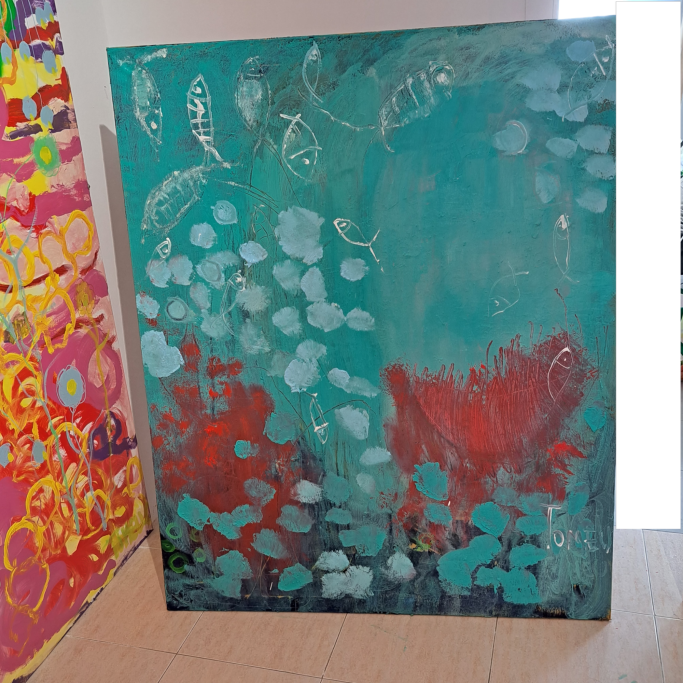 Pintura abstracta con fondo turquesa y peces rojos sobre un diseño de hojas y burbujas.