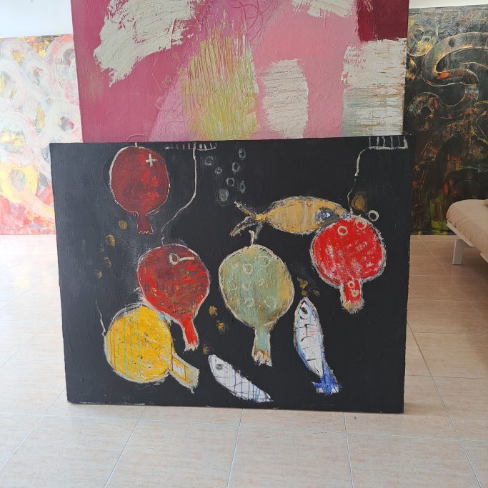 Pintura abstracta con peces y granadas en colores rojo, amarillo, verde y azul.