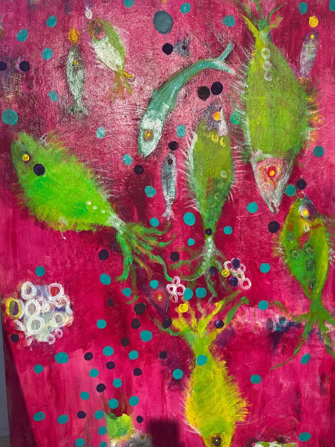 Pintura abstracta colorida con peces y formas orgánicas en un fondo rosa fucsia.