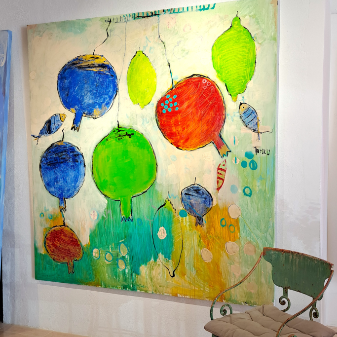 Cuadro colorido con globos rojos, verdes y azules en un fondo abstracto. Una silla a un lado.