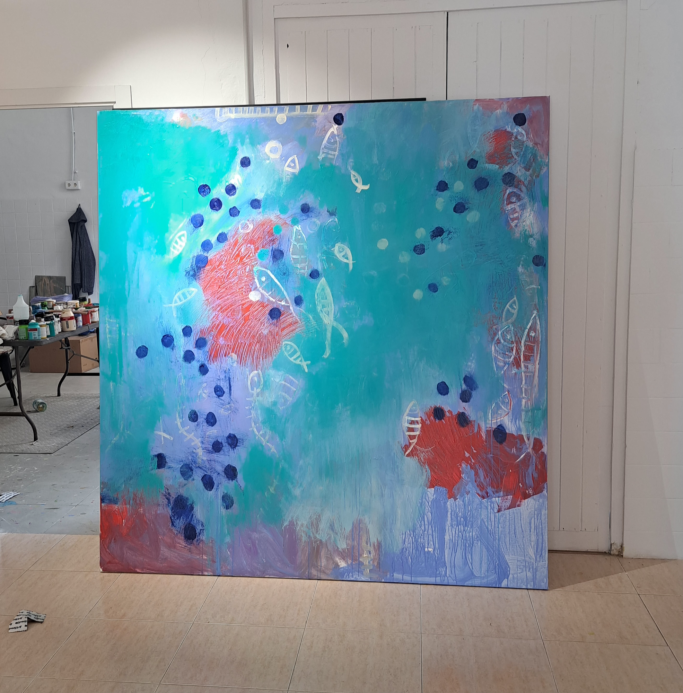 Cuadro abstracto con colores azul, verde, rojo y manchas oscuras.