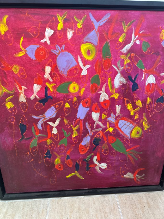 Cuadro abstracto con aves y flores sobre fondo rosa.