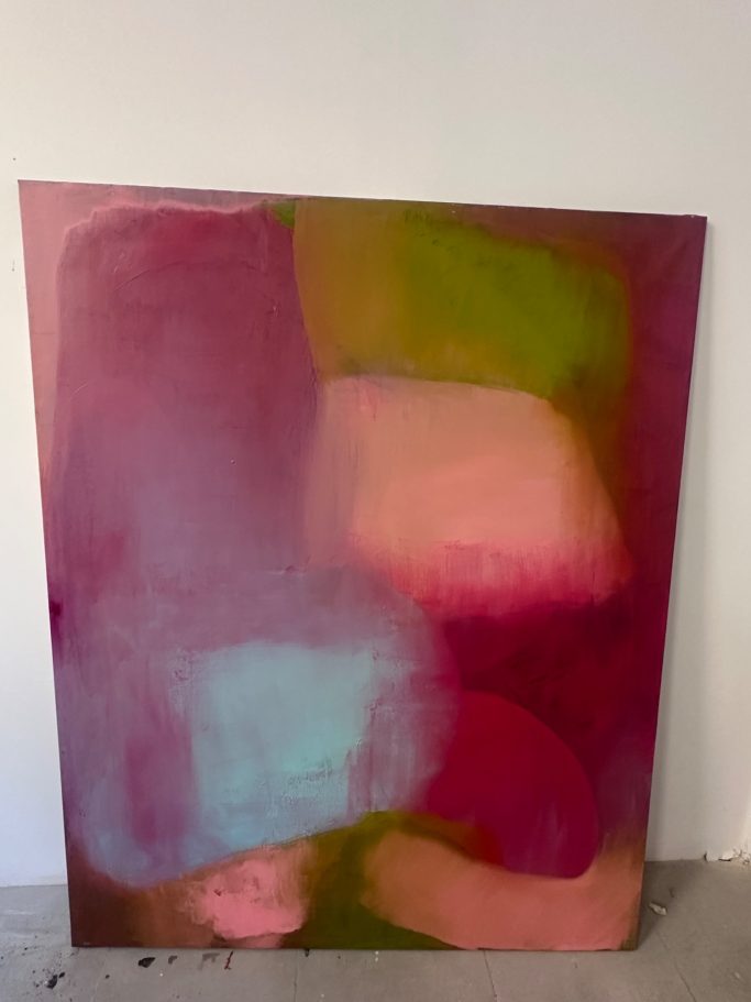 Pintura abstracta en tonos rojos, verdes y azules con formas difusas.