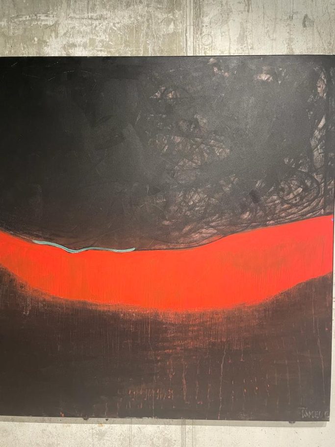 Fondo oscuro con una franja roja horizontal en el centro.