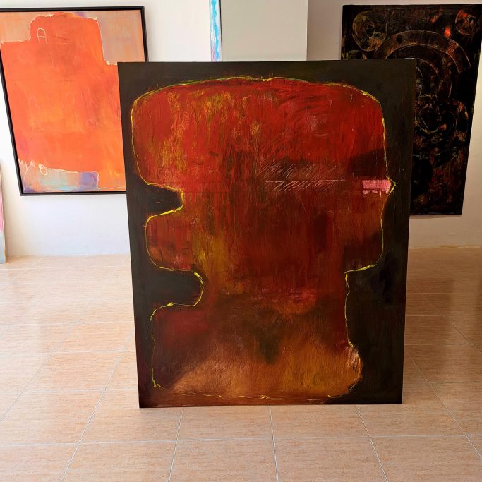 Cuadro abstracto en tonos rojos y naranjas con formas de siluetas.