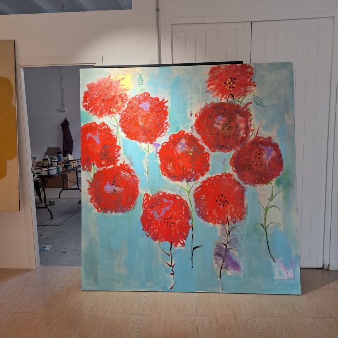 Ramos de flores rojas sobre un fondo azul, con una textura vibrante y pinceladas visibles.