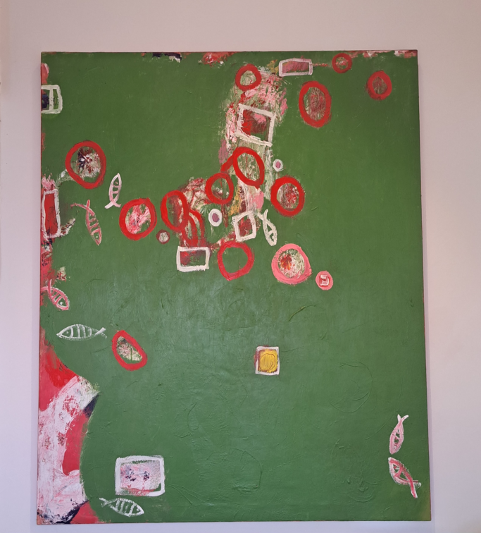 Fondo verde con figuras blancas y rojas, algunas resaltadas en rojo.