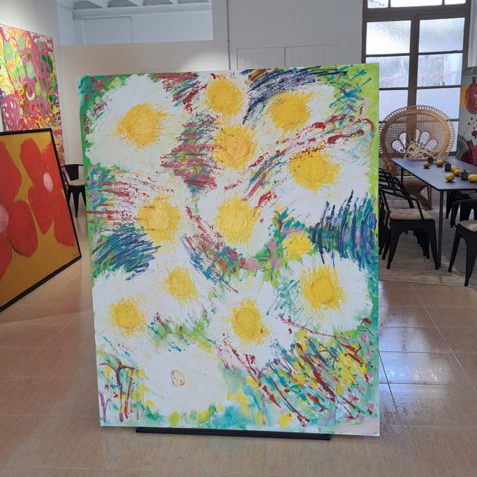 Pintura abstracta con flores blancas y amarillas sobre fondo colorido.