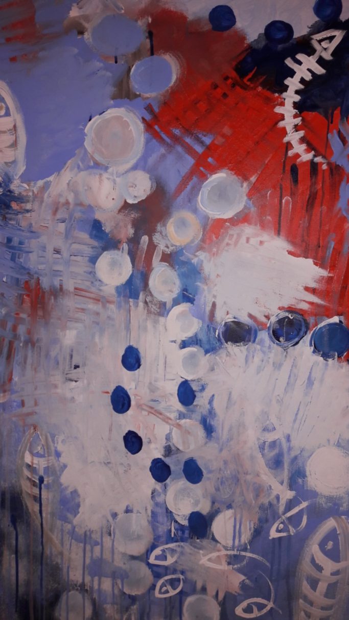 Pintura abstracta con tonos azules, rojos y blancos, con formas circulares y líneas.