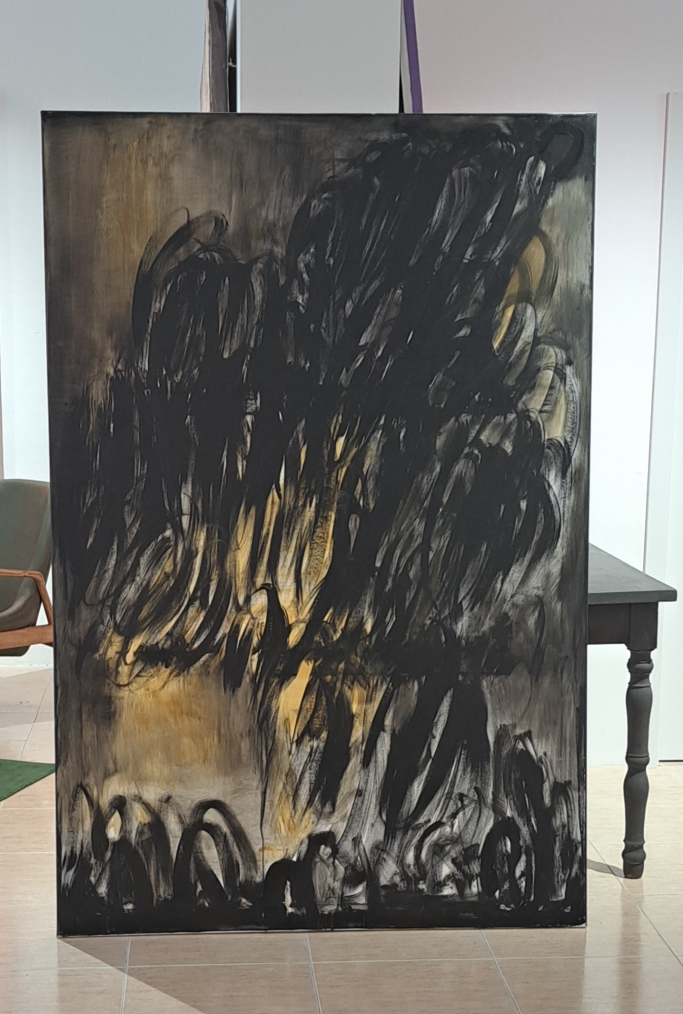 Abstracta pintura en tonos oscuros con formas dinámicas y texturas.