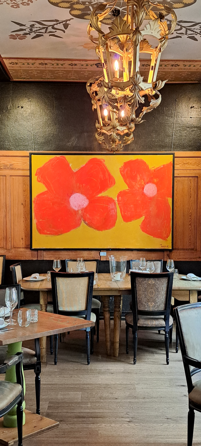 Restaurante "Tast Club" con cuadro de flores rojas del pintor mallorquín Tomeu Cerda