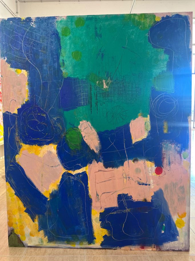 Pintura abstracta con predominancia de azul, verde y toques de rosa y amarillo.