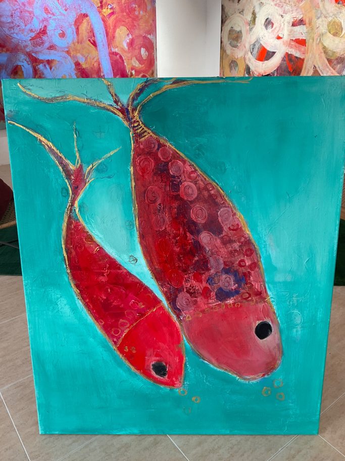 Dos peces rojos nadan sobre un fondo azul claro.