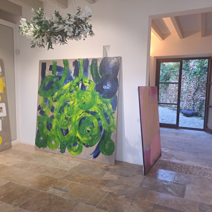 Pintura abstracta en tonos verdes y azules