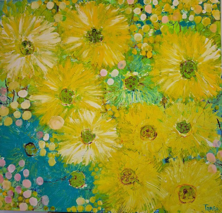 Flores amarillas vibrantes con un fondo azul, salpicadas de círculos de colores.