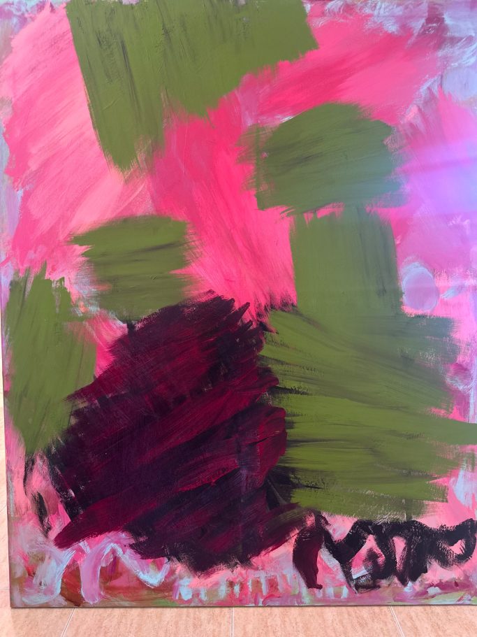 Pinceladas abstractas en tonos rosa, verde y marrón sobre fondo claro.