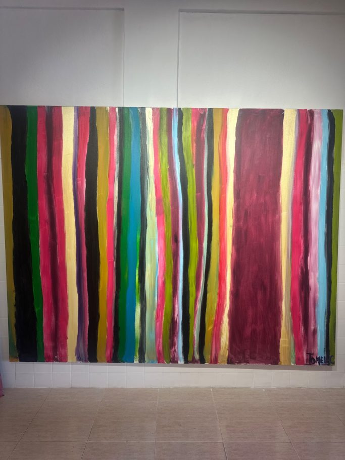 Pintura abstracta con líneas verticales de colores vibrantes.