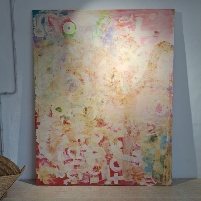 Pintura abstracta en tonos suaves de rosa, amarillo y blanco, con formas difusas.