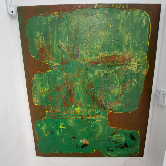 Pintura abstracta con predominancia de tonos verdes y detalles en marrón y otros colores.
