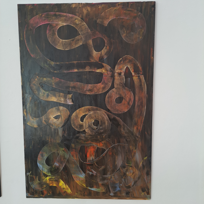 Pintura abstracta con formas onduladas en tonos marrones y dorados sobre fondo oscuro.