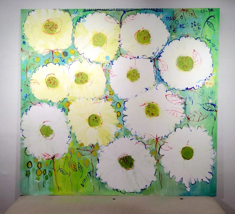 Lienzos con flores blancas y amarillas sobre un fondo verde y azul.