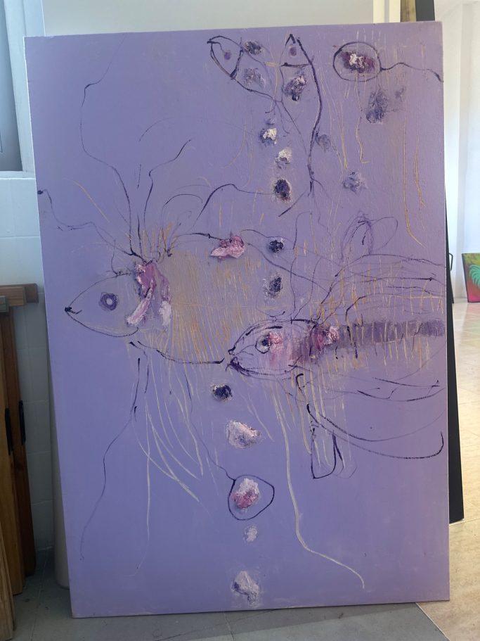 Dibujo abstracto en fondo lila con formas y líneas en tonos suaves.
