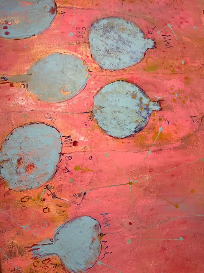 Obra con fondo rosa con formas de granadas en azul dispuestas de manera irregular.