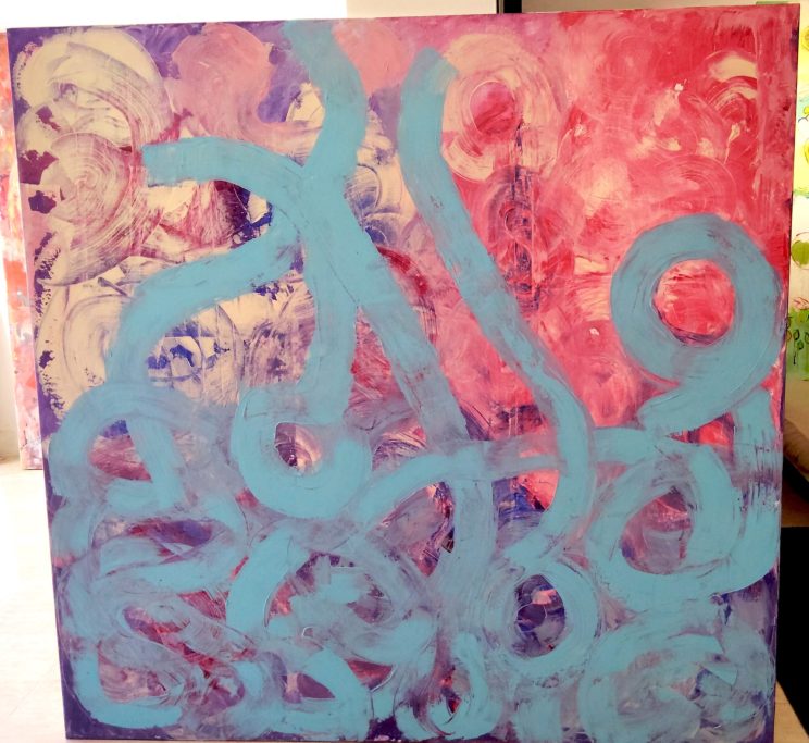Pintura abstracta con formas onduladas en tonos azul y rosa.