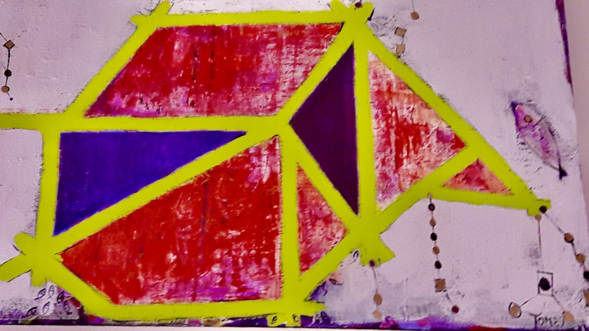 Forma abstracta con triángulos en colores rojo, púrpura y amarillo, sobre fondo blanco.