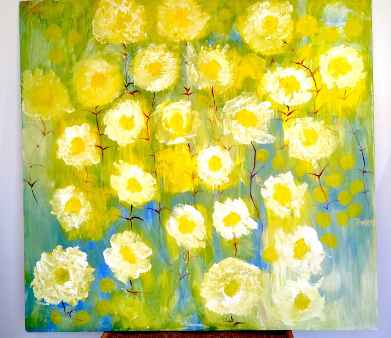 Ramo de flores amarillas y blancas sobre un fondo verde y azul.